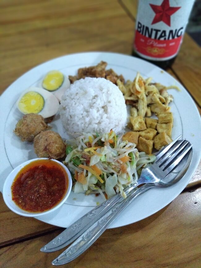 夕方、ウブド市場に抜けるジャラン・カルナのお土産屋ロードを歩いて、動画をいくつか撮った　<br />その途中にあるワロンローカル（地元食堂）で、大瓶のビンタンビールとナシゴレンスペシャル（合計800円）を頼み、19時、王宮で行われるレゴンダンスに向かった。