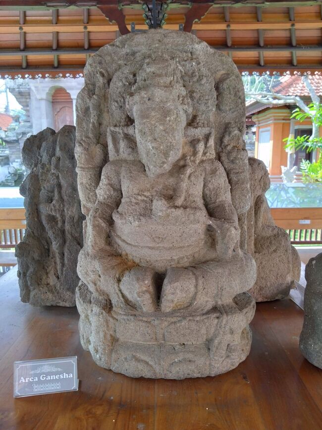 考古学博物館を出ると、バイクタクシーはいなかったので、アプリのGrabバイクを頼んだ。<br />王宮まで170円.安い　再度王宮を見て、そこで女性の売り子が売っている舞踊チケットを買う。1000円<br />ジュースとビールを買って15:30ホテルに戻り、2時間程、洗濯とシャワーで休憩した。