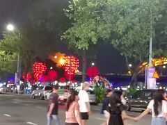 折角なのですこし町歩き
ドラゴン橋が見えます。ハン川沿いは栄えてるなぁ