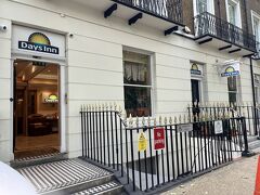 デイズ イン バイ ウィンダム ハイド パーク
に戻ってきました


一晩預けていたスーツケースを受け取って
チェックインします

ここのスタッフはみんなとても親切です

私が日本人と知ると
昨日テレビでサムライを見たよ～
すごい試合だったんだ～
と言って何人か名前をあげてた

侍ジャパンかと思ってサッカーかと言ったら
違う、チャンバラだと

？？？

いまだによく分からんけど楽しい会話でした