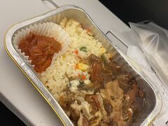 夜発のTwayでシドニーへ。
LCCですが一度機内食が全員に提供されます。
韓国発便のため、ビビンバかチキンの選択で私は照り焼きチキンを選択！