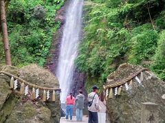 養老の滝
けっこう近くで見られるので、迫力があります