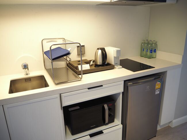 ■□■　3月31日【プーケット1日目】<br />□■□　コートヤード・プーケットタウン<br />■□■　18階スィート<br /><br />ドアを開けてすぐのところに、<br />写真のようなミニキッチンがあります。<br />レンジもあるし<br />棚の中にはお皿、カテラリー類も揃ってます。