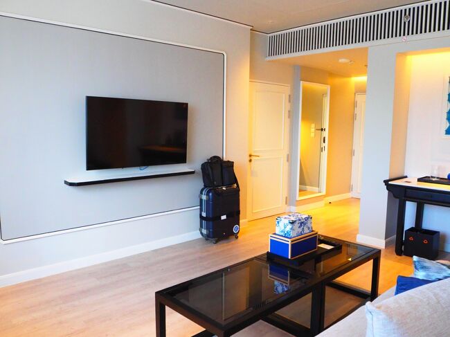 ■□■　3月31日【プーケット1日目】<br />□■□　コートヤード・プーケットタウン<br />■□■　18階スィート：リビング<br /><br />一人じゃ広いYO～（汗）