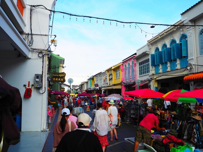 ■□■　3月31日【プーケット1日目】<br />□■□　オールドタウン<br />■□■　ウィークエンド・ナイトマーケット<br /><br />と、オールドタウンをぶらついている間に<br />ナイトマーケットの準備が着々と進んでいて<br />既に大通りの交通も制限され歩行者天国になってました。