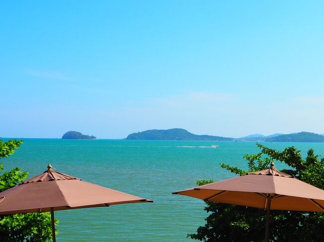 ■□■　4月1日【プーケット2日目】<br />□■□　ウェスティン・スィレイベイ<br />■□■　イタリアン：プレゴ（ランチ）<br /><br />チェックイン時にレセプションスタッフから<br />「マイラーちゃん、ごめんやねんけど、ＵＰしたお部屋清掃するのにチョッと時間かかんねんやんかぁ、ゴメンなぁ」<br />って、どこで覚えたんだか<br />大阪弁の英語で、しかもタメで言われちゃった～<br />も、もしかしたらアンミカ直伝…<br />…って、よう知らんけど(￣▽￣)<br />ただ、<br />「待ってる間、ランチ食べてってぇ」<br />って、『大阪出るとき連れてって～』<br />みたいに言われちゃったけど、<br />俺って、たこ焼き(^^;)<br /><br />まあ、タダでお昼のイタ飯コース食べられるんだから文句言っちゃいけないよね。<br />大阪人は「タダ」にはメチャ弱い(≧▽≦)<br /><br />ということで、バギーに乗せられ<br />イタリアンレストラン「プラゴ」<br />に連れてかれましたぁぁ(汗)