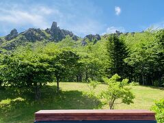 初めて訪れる、有珠山ロープウェイ。
15分間隔で運行していて、ちょうど改札が始まるところだったので急いで飛び乗りました。
往復1,800円

日本人＆アジア系外国人のグループ（ツアー）客が多くて、ロープウェイはかなり混んでいました。
