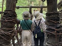 　祖谷渓谷では、かずら橋を渡りました。辺り一帯は涼しかったです。渡橋料を支払いおそるおそる前へ。橋の下を見ると桁の隙間から祖谷川。両側のつるを頼りになんとか渡り切りました。