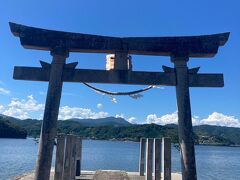 鳴無神社は入り江に面して鳥居がある国の重要文化財。ならわしに従い海におみくじを流しました。