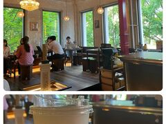 大使館前で両替した後、近くのカフェに寄ります。

韓国ドラマでみんなが飲んでるアイスアメリカ―ノを初めて注文。冷たくて美味しい。しっかり濃い目なので半分だけ頂きました。次回はすぐ横のメリディアンにあるトワイニングスで紅茶を試したい。

窓の借景がとってもきれい。その窓辺にいたグループの方がとても可愛く見とれてしまう。
