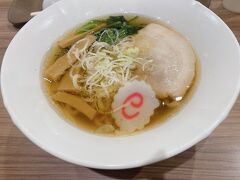 食券を購入し、まもなくらーめんがやってきました。
澄んだスープに、極太めんま、なると、チャーシュー、ほうれん草。
真ん中にネギがたっぷり載っています。
麺は中太のちぢれ麺。
もちもちしてて、スープとの相性も抜群です。

さのやさんの公式ホームページによると、味付けたまごやワンタンなどが載った特製がおすすめなんだとか。
次回は食べてみたいなあ。

ちなみに上りのパーキングエリアの佐野らーめんもおいしいです。