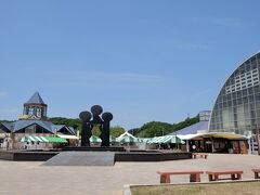 道の駅「もてぎ」
広々とした公園があり，直売所や食堂は地元の方で賑わっていました。
毎週土･日･祭日には 1日2回（12:00頃，14:30頃）真岡鐵道のSLが通過するのを間近で見ることができます。
この日は時間が合わず，SLを待たずに次の駅を目指します。