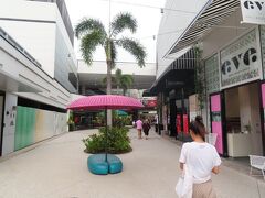 荷物を降ろし、取り敢えず向かったのは、以前にも来たハーバータウンのアウトレット。
特に買う物も無いが、なんとなく様子を見に来てみた。