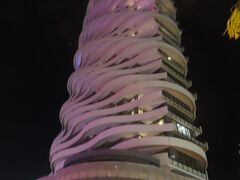 オシャレなビルじゃないか。
THE WAVE RESORTだって。なるほど、バルコニーが波だね。
４つ星ホテルだってさ。