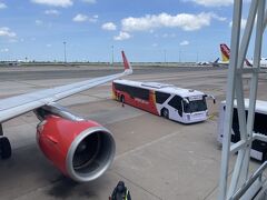 予定通りに「スワンナプーム国際空港」に到着です。どうやら沖止めのようです。それにしても広い空港です。