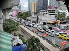 MRTに乗り換え、ホテルの最寄り駅である「sukhumvit」駅へ。
（地下鉄の自動券売機は、お札を入れると、認識されずに戻ってくることが多々ありました。窓口に並ぶ人が多いのもうなずけます）