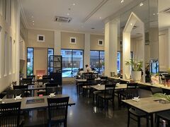 夕食は「COCA スクンビット39」です。メンバーの1人がバンコクに住んでいたため、彼のチョイスです。