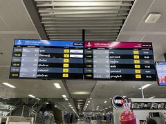「Bang Sue」駅は、アユタヤ行きの電車が出ている「クルンテープアピワット中央」駅と直結されています。
ここで往復のチケットを購入しようとしましたが、帰りの切符は、アユタヤ駅で購入してくださいとのこと。。。それにしても、1時間近く乗車して、20THBとは安い。
