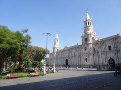 町の中心のアルマス広場に建つカテドラル。
