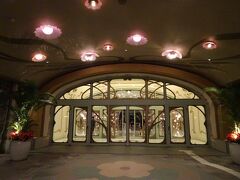 22時くらいにようやく到着！！

ベイサイドステーションを降りてすぐ。
入り口にホテルのキャストがいて宿泊予約を確認します。

確認が取れたら入口へ。
めっちゃ綺麗なエントランス！