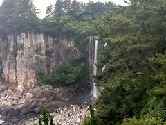 市場から急な坂を下り 正房瀑布へ
海に直接流れ込むアジア唯一の海岸瀑布

w2,000