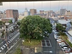 　東九州道を1時間走り、国内最大の温泉地・別府にやってきました。老舗ホテルにチェックイン。長旅の疲れを最高の温泉で癒し、お待ちかねの夕食です。かぼすヒラメや関アジを部屋食でのんびり楽しみました。