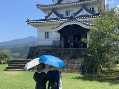 　愛南から1時間ほどで宇和島に到着。名物のじゃこ天を食べた後、宇和島城を観光しました。石段を上り天守へ。城は現存12天守の一つです。天守閣からは宇和島市街と青い海が一望できました。

　道の駅きさいや広場で小休止。北海道ではお馴染みロイズチョコレートの店があったのでびっくり！宇和島にもあったのですね。