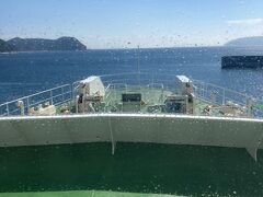 　三崎から佐賀関までは1時間の船旅。乗船後は展望席の最前列に腰を下ろしました。