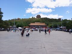 山の頂上は影山公園の万春亭