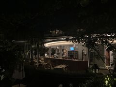 なかなかの渋滞でGrabのドライバーも最後はお疲れ気味でしたが(でも最後まで丁寧な運転でした！)、ようやくホテルに到着！
身支度を整えて、ウェスティン最後の夜はプールサイドにあるレストラン、トールツリーズでディナー。