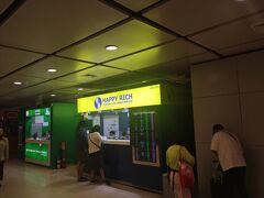 結局徘徊してAM5：00になり
ARL乗り場近くで日本円1万分両替しました。
この辺の両替所はそこそこレートが良いので。
足りない分はキャッシング！
この時のレートは\10000≒2400BHTを
切るくらいでした。
それにしても円安厳しい～