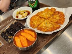 市場で軽く夕ご飯。
お昼ご飯とお茶がひびいて全然お腹がすきません。