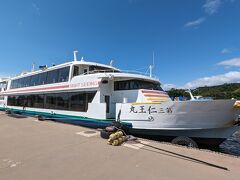 松島湾を一周りする観光船、仁王丸。
朝イチの便だったので混雑もなくスムーズに乗れました。