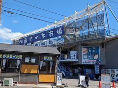 観光船で島巡りを楽しんだ後、松島さかな市場へ。