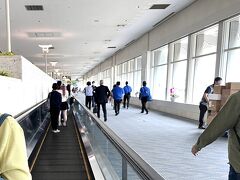 11年ぶりの
那覇空港はさまがわり

広くなって
動く歩道
エスカレーターで出口へ