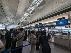 まずはベトナム航空のチェックインカウンターでチケット発券。
ここで、名古屋からハノイとハノイからダナンの２枚のチケットが発券されます。