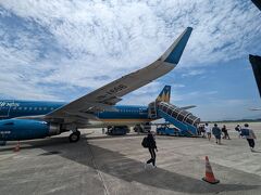 ハノイノイバイ空港到着時は沖停めでした。
ちなみに、名古屋からハノイまでのフライトは機体番号A606でした。