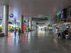 ダナン空港の国内線到着エリアは外にでても人が少ない。