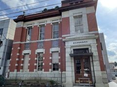 歴史を感じる西洋建築。
大正時代に川崎銀行佐原支店として建てられたそう。
時間の都合で外観しか観ませんでしたが、無料で内部を見学できるそう。