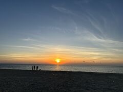 早起きして朝日を見にビーチへ。