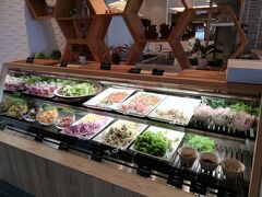 こちら、サラダバー。
紅イモのポテトサラダがオススメ。

レジ側にウインナーやオムレツ、フレンチフライなどのおかずコーナーもあり。

朝食券持っている人はどちらも取り放題です！