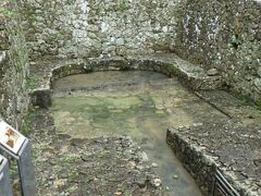 金城大樋川
首里金城町石畳道の脇にある。
南米かどこかの古代遺跡に見えるが、実際は村の共同井戸。
水道が整備されるまで周辺の住民が日常的に使っていたという。