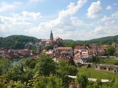 チェスキー・クルムロフには2か所のバス停があります。
Cesky Krumlov Spicak Bus Station(終点の一つ前)とAutobusové nádraží Český Krumlov（終点）です。
過去の口コミから終点の一つ前でおりました。
人の流れの沿って駐車場を横切りお城の敷地へ。
その後は上り坂を登っていきお城の中に入るとブラーシュティ橋の上に出ました。
そこからの景色は初めてチェスキー・クルムロフの街を望むもので、ここにやってきて良かったと思いました。
