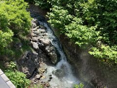 駅から出ると早速 硫黄の香りと湯けむり！
温泉街に来たとテンションがあがります。