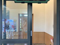 山頂駅に到着。
急に涼しく、ヒンヤリします。

まずは、その名の通り、山頂にあるレストランで休憩！