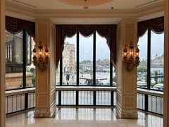 ランチを食べにミラコスタへ
階段の踊り場からディズニーシーが見える
大雨予報の中、果敢にパーク奥へ向かう人々を見物