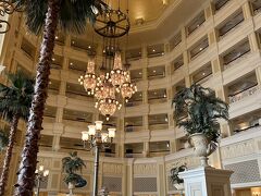 13時ごろ　ディズニーランドホテルへ
はじめて中に入った
外観があまりイケてないので大したホテルじゃないと思っていたが、超高級ホテルでテンションあがった！