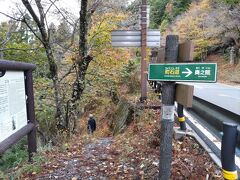 　門の前の道をわたると、慈尊院から登ってくる町石道がありました。麓の慈尊院から22キロの参詣道です。車もケーブルカーもなく、歩くしかなかった時代は、ここを登り切って大門が目の前に現れると大きな感動に包まれたのではないでしょうか。次はこの道を登ってきたいですね。