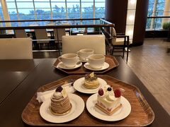 シェラトンでティータイム
駐車場が地下にあるので大雨でも助かったよん

ケーキ約900円、コーヒー600円（駐車場は3000円以上の食事で無料）セルフサービスで気楽なかんじ

ミラコスタは人が多かったけど、オフィシャルホテルは皆んながパークにいる時間帯はわりと閑散としており居心地がよいです

やばいね、今日何回「閑散」って言葉出てきた？w
ディズニーリゾートに来たというのに、最近「人少ない」「静か」「快適」みたいなワードが好きすぎる
