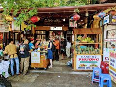 休憩もそこそこに、
ホテルのレンタサイクルを借りて
旧市街へ繰り出す。

レンタサイクルは無料。
朝は忘れたけど、夜は確か21:30迄に
返却だったと思う。

時刻は14:30～15:00前くらい
お腹がペコペコ。

既に予定はたててある。
今日のランチはバインミーのハシゴだ。

まずは世界一美味しいと言われている
【バインミーフーン】へ。

今はGoogleマップがあるから
便利だよね。

人だかりがあるから
すぐにわかるよ。